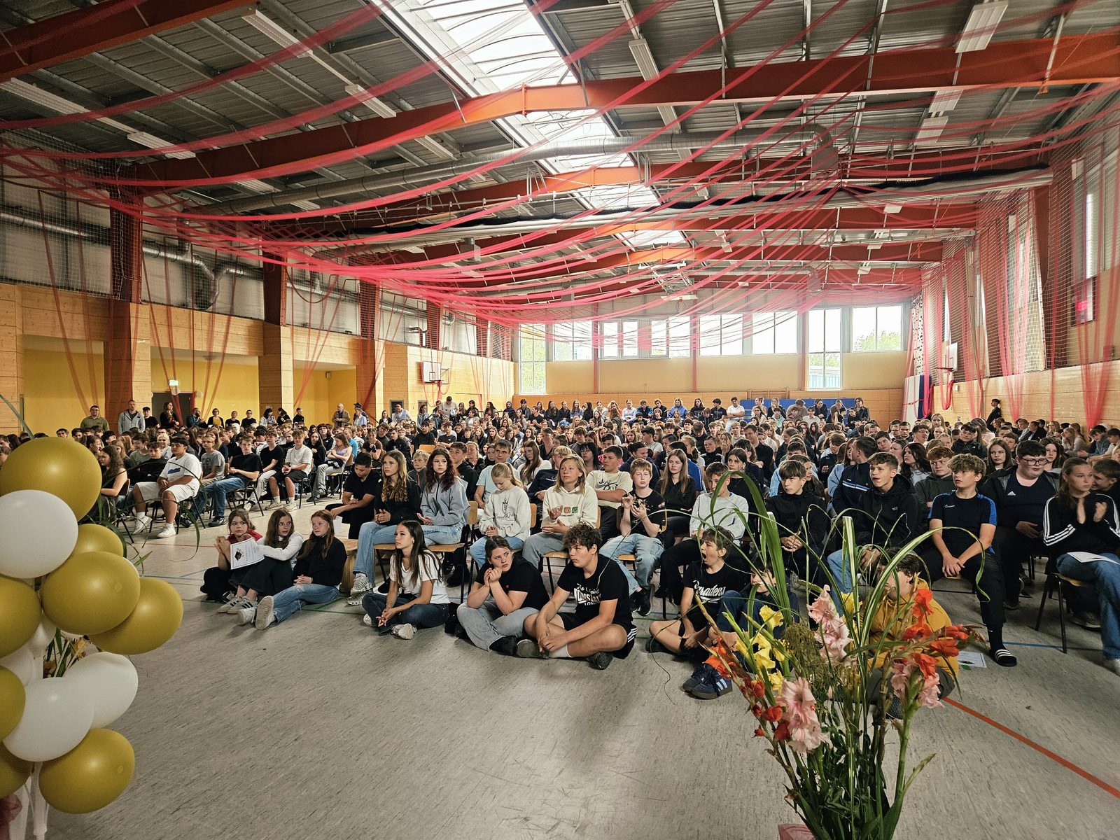 Bestenehrung in der gut gefüllten Sporthalle, viele Schülerinnen und Schüler verschiedener Jahrgänge