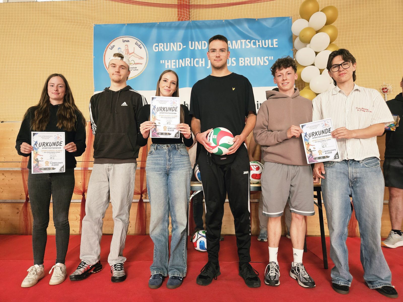 Ausgezeichnete Schülerinnen und Schüler mit ihren Urkunden bei der Preisverleihung des Teamsportfestes